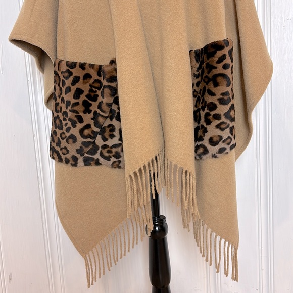 NWOT ELIE TAHARI tan wool poncho with real kangaroo fur pockets - Picture 5 of 8